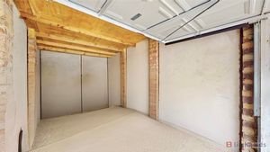 garage int- click for photo gallery